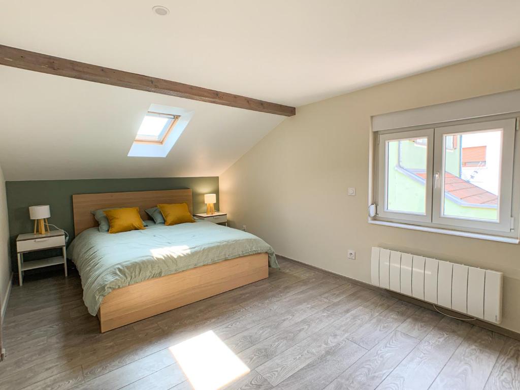 une chambre avec un lit et une fenêtre dans l'établissement Maison avec garage - à 5 min du centre-ville, à Strasbourg