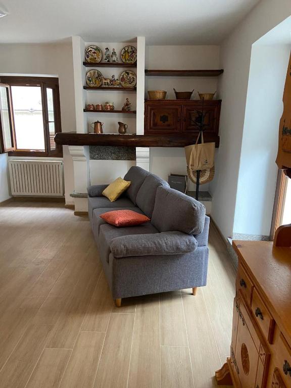 Una sala de estar con un sofá en una habitación. en Ca d'la Netta, en Malesco