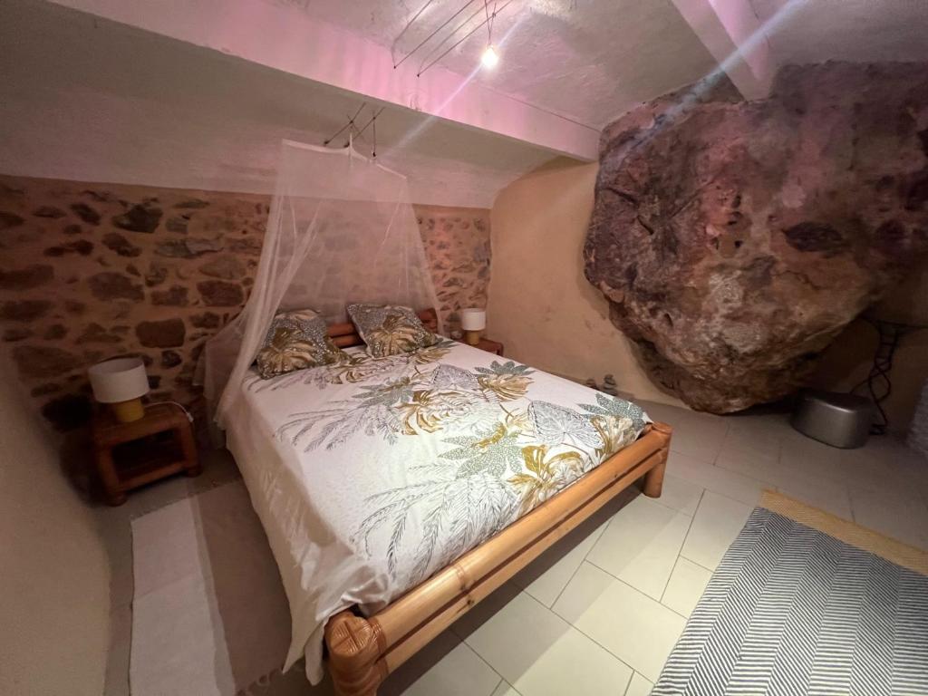 Ένα ή περισσότερα κρεβάτια σε δωμάτιο στο Le Rocher 2 pièces