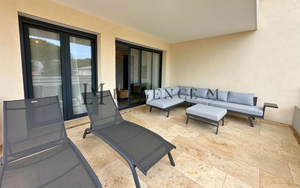 - un salon avec deux bancs et un canapé dans l'établissement Appartement Petru Paisible & spacieux, à Calvi