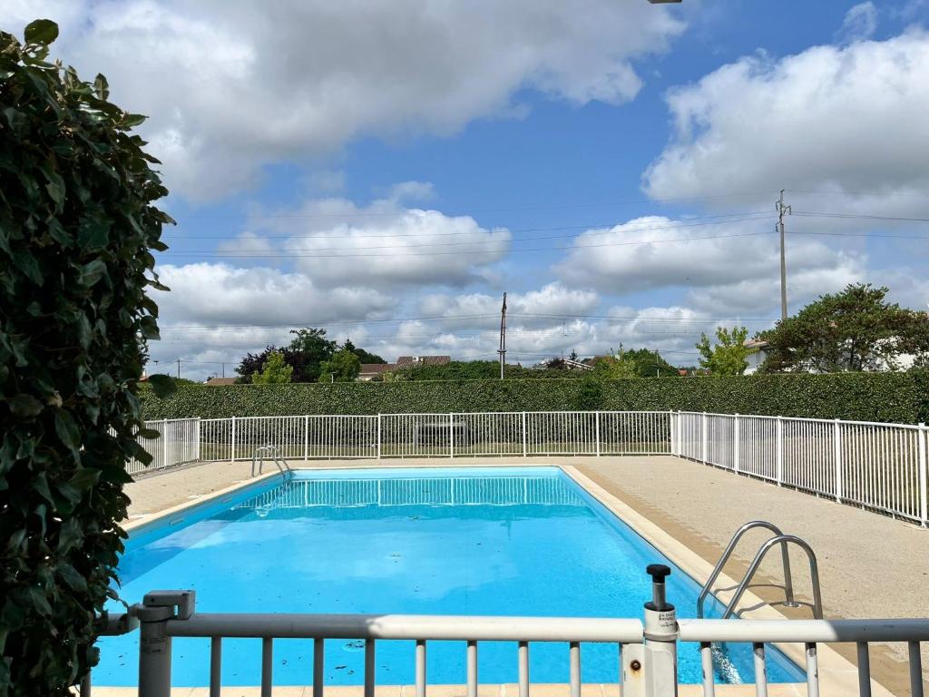 une piscine entourée d'une clôture dans l'établissement Studio confort & calme avec piscine, à Mérignac