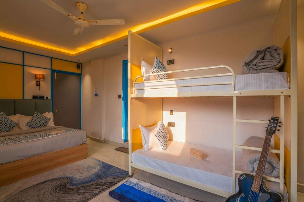 Postel nebo postele na pokoji v ubytování Shalom Backpackers Shimla