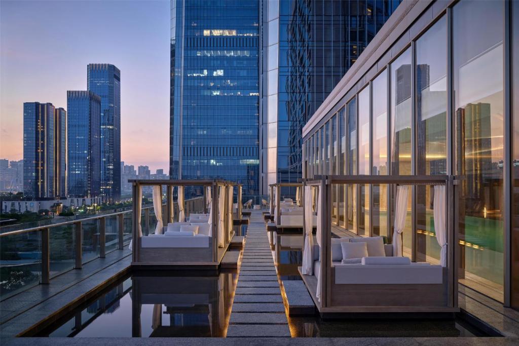 Balkón nebo terasa v ubytování Conrad Shenzhen, the first art museum hotel in Greater Bay Area with the stunning bay and sunset view in the hotel terrace