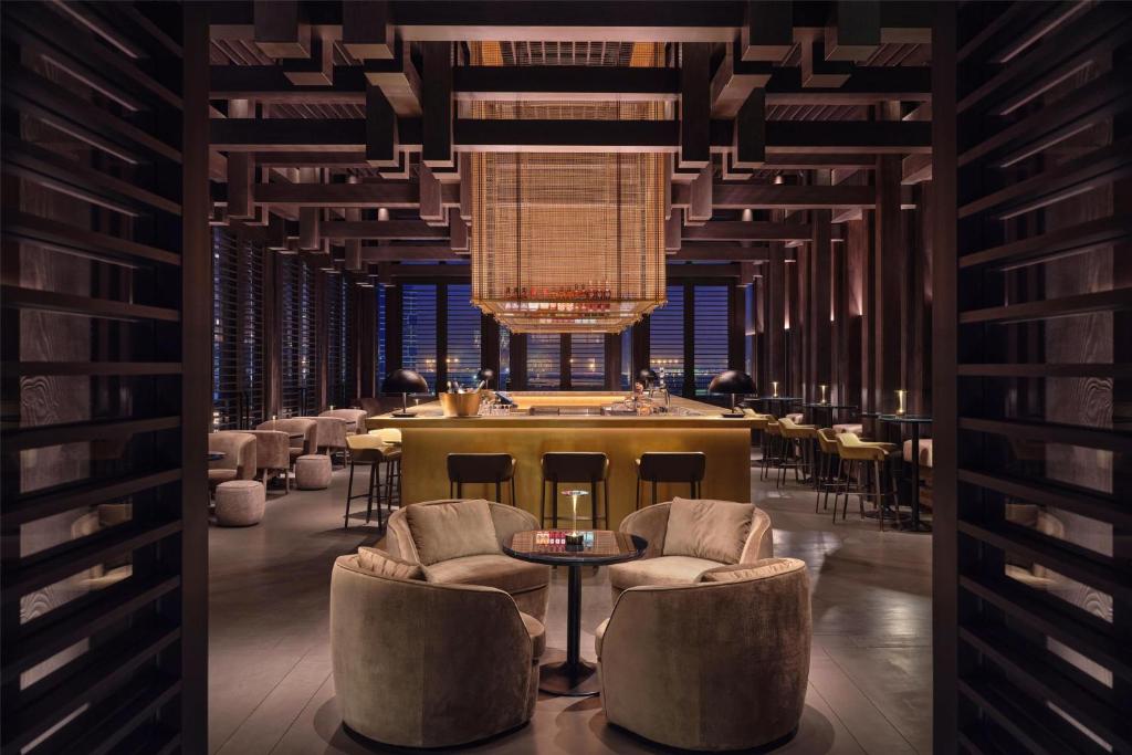 Posezení v ubytování Conrad Shenzhen, the first art museum hotel in Greater Bay Area with the stunning bay and sunset view in the hotel terrace