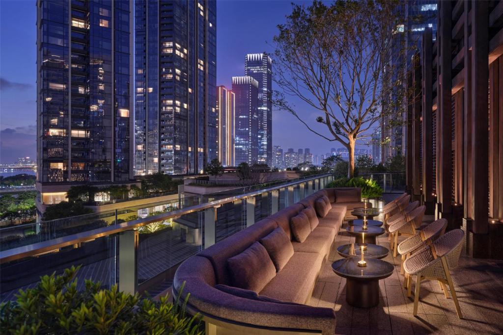 Posezení v ubytování Conrad Shenzhen, the first art museum hotel in Greater Bay Area with the stunning bay and sunset view in the hotel terrace