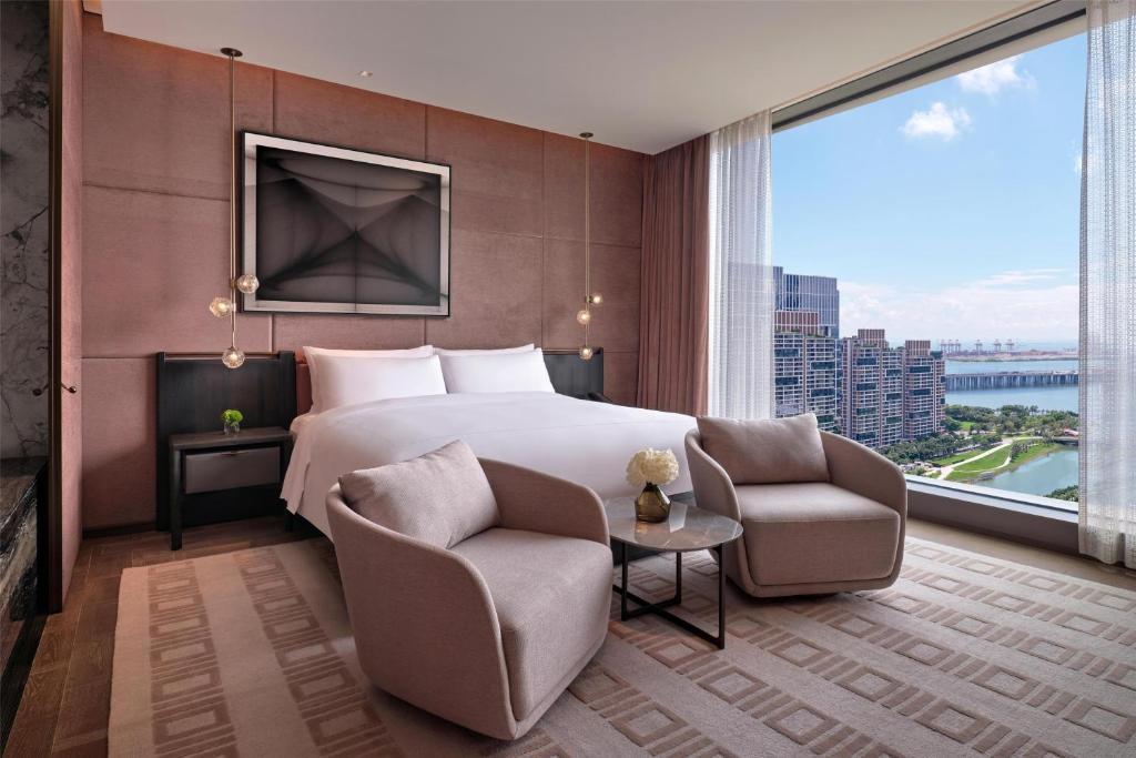 Posezení v ubytování Conrad Shenzhen, the first art museum hotel in Greater Bay Area with the stunning bay and sunset view in the hotel terrace