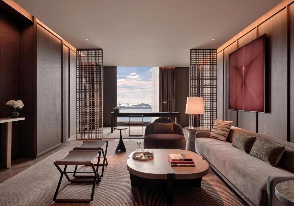 Posezení v ubytování Conrad Shenzhen, the first art museum hotel in Greater Bay Area with the stunning bay and sunset view in the hotel terrace