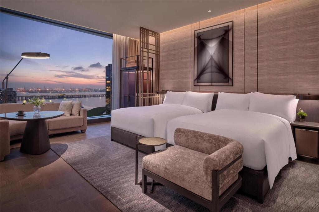Posezení v ubytování Conrad Shenzhen, the first art museum hotel in Greater Bay Area with the stunning bay and sunset view in the hotel terrace