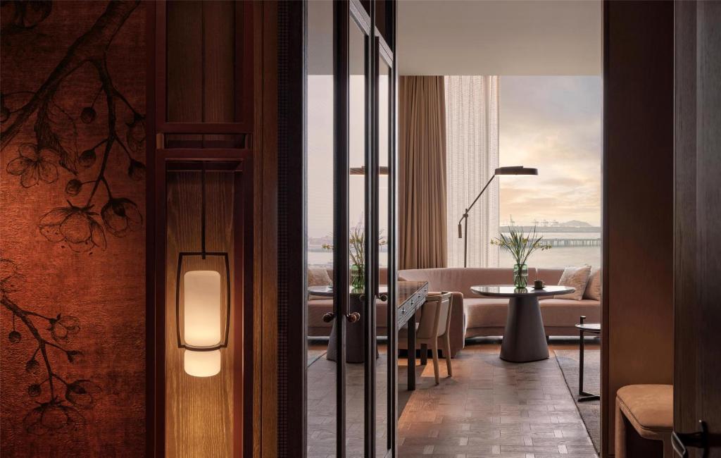 Posezení v ubytování Conrad Shenzhen, the first art museum hotel in Greater Bay Area with the stunning bay and sunset view in the hotel terrace