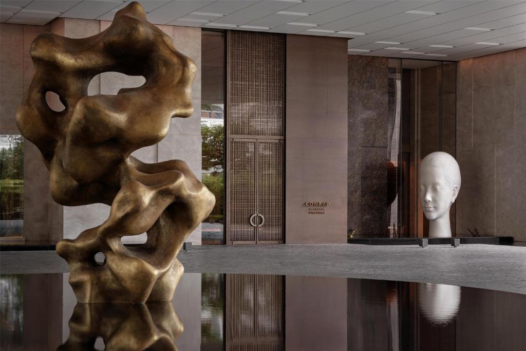 Hosté ubytování Conrad Shenzhen, the first art museum hotel in Greater Bay Area with the stunning bay and sunset view in the hotel terrace