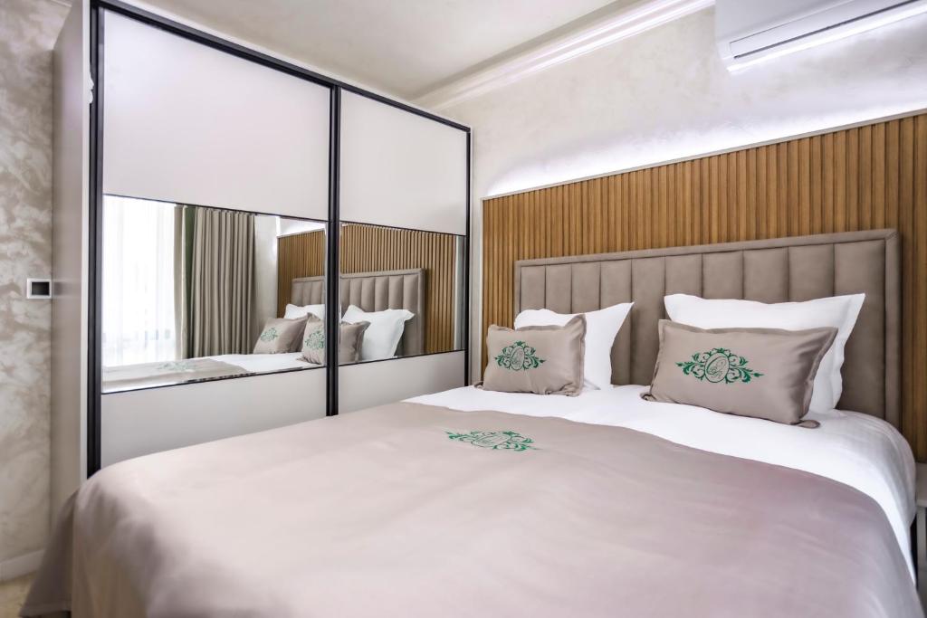 A bed or beds in a room at Onyx Beach Residence - Free Parking & Beach Access