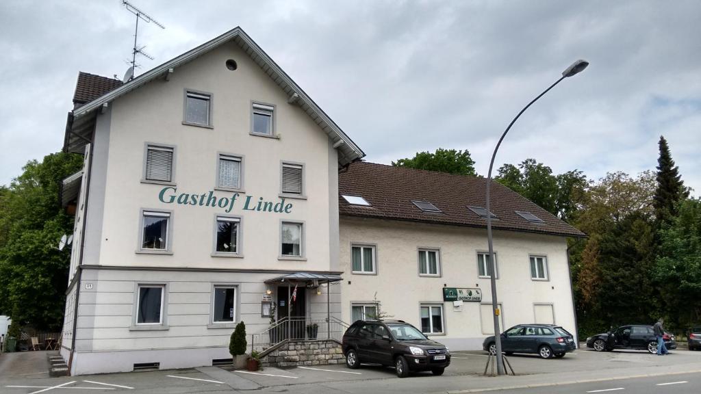 Ein weißes Gebäude mit einem Schild drauf. in der Unterkunft Gasthof Linde in Bregenz