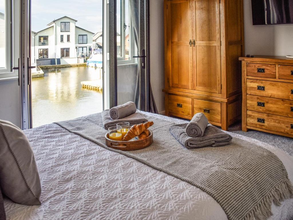 Postel nebo postele na pokoji v ubytování Waterside