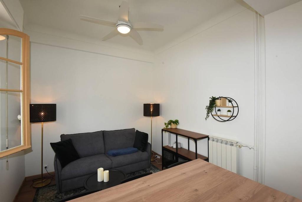 un salon avec un canapé et un ventilateur de plafond dans l'établissement Nice Signature Trachel, à Nice