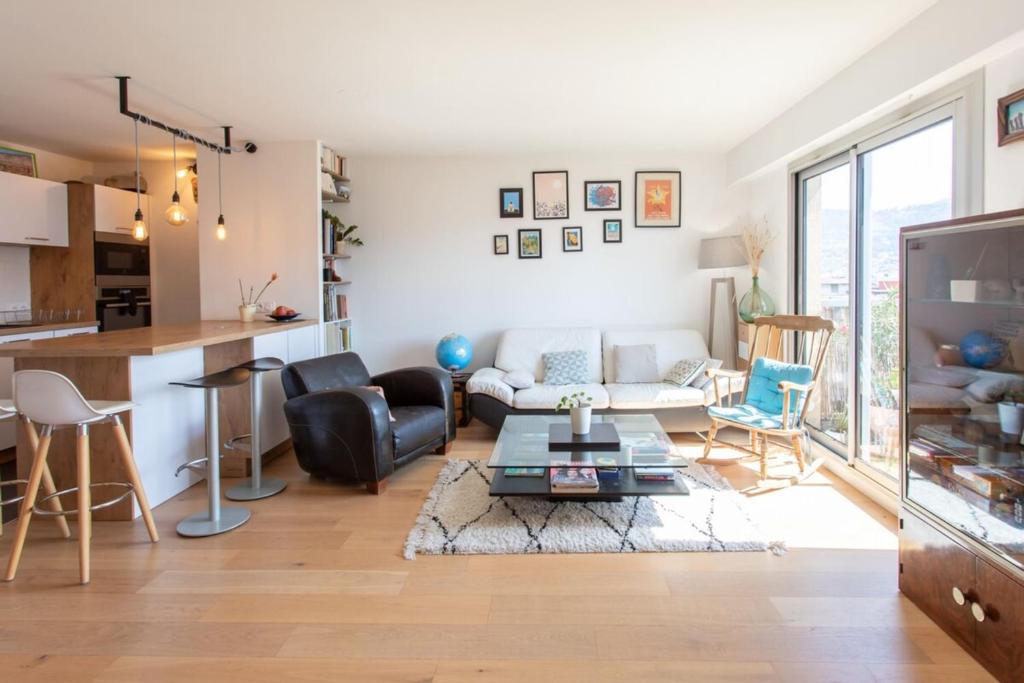 un salon avec un canapé et une table dans l'établissement Great family cocoon2 child bed parkingcentral, à Nice