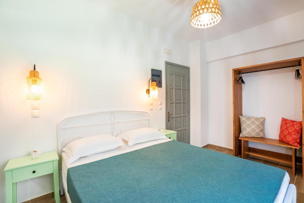 Postel nebo postele na pokoji v ubytování Anemos Guest Apts