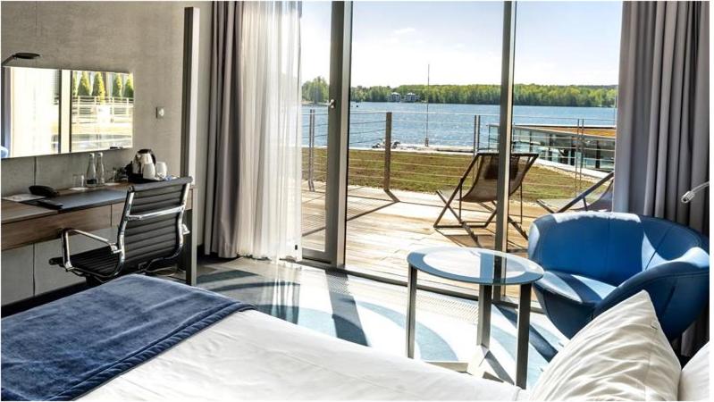 Výhled na řeku, která protéká v blízkosti hotelu