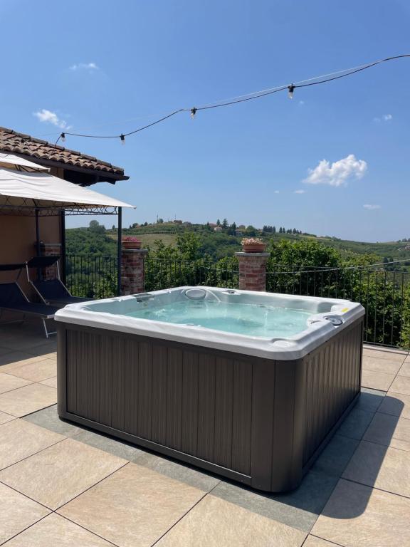 Bazén v ubytování Agriturismo Cascina Anrì nebo v jeho okolí