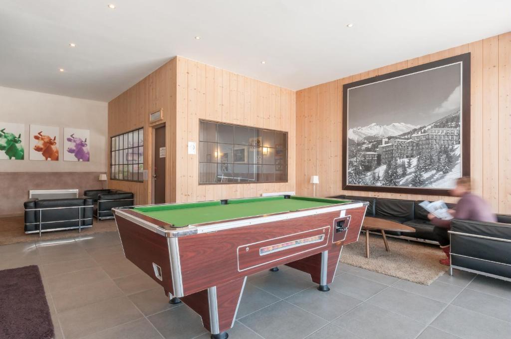 a billiard room with a pool table in it at Résidence Pierre & Vacances Le Belmont in Arc 1800