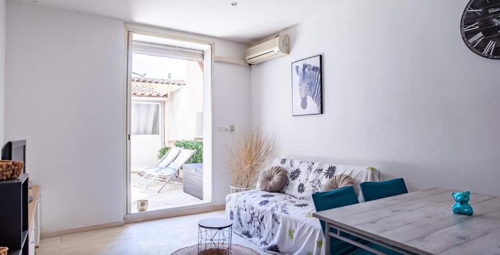 un salon avec un canapé et une table dans l'établissement Appartement lumineux Abbé, à Marseille