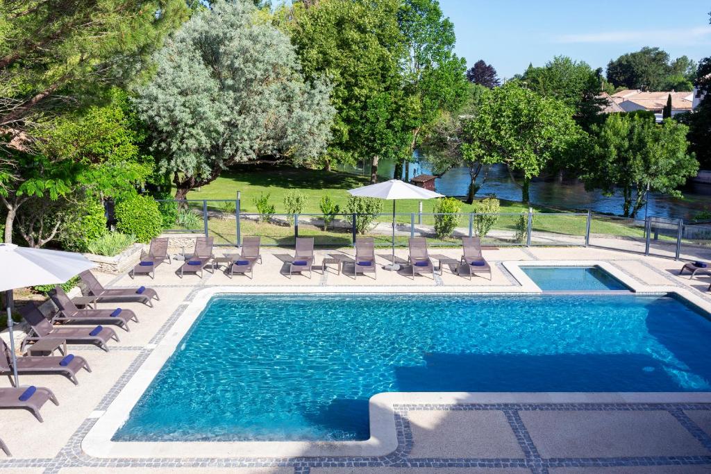 Bazén v ubytování SOWELL HOTELS Domaine de la Petite Isle nebo v jeho okolí