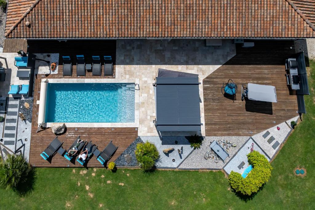 an overhead view of a swimming pool in a backyard at "Notre Bastide" Maison et table d'hôtes traditionnelle et végétarienne, Piscine, jacuzzi, Clim, , à 5 mn de SARLAT in Marcillac-Saint-Quentin