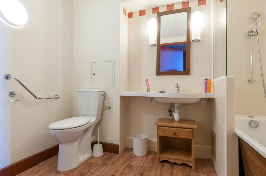 a bathroom with a toilet and a sink and a mirror at Résidence Pierre & Vacances Le Belmont in Arc 1800