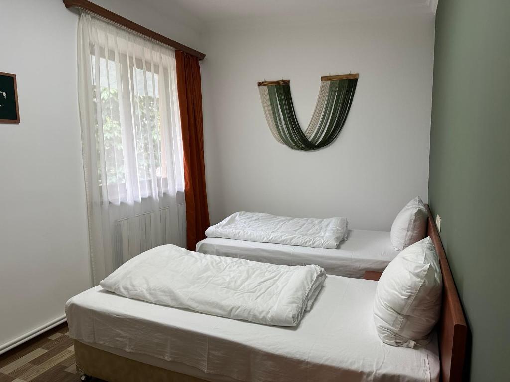 Postel nebo postele na pokoji v ubytování TAGANI Guest House