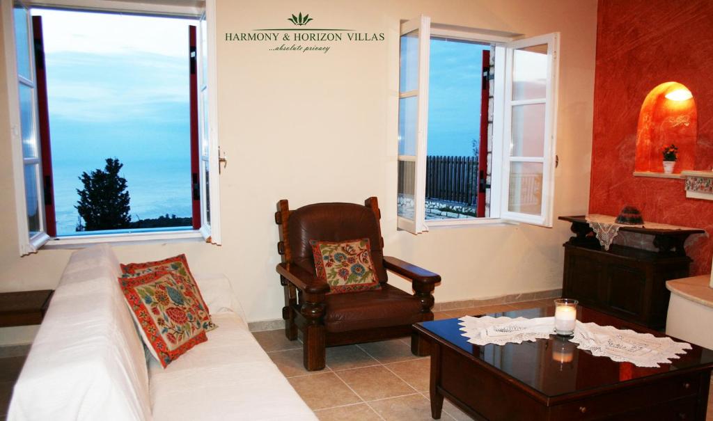 Posezení v ubytování Harmony and Horizon villas