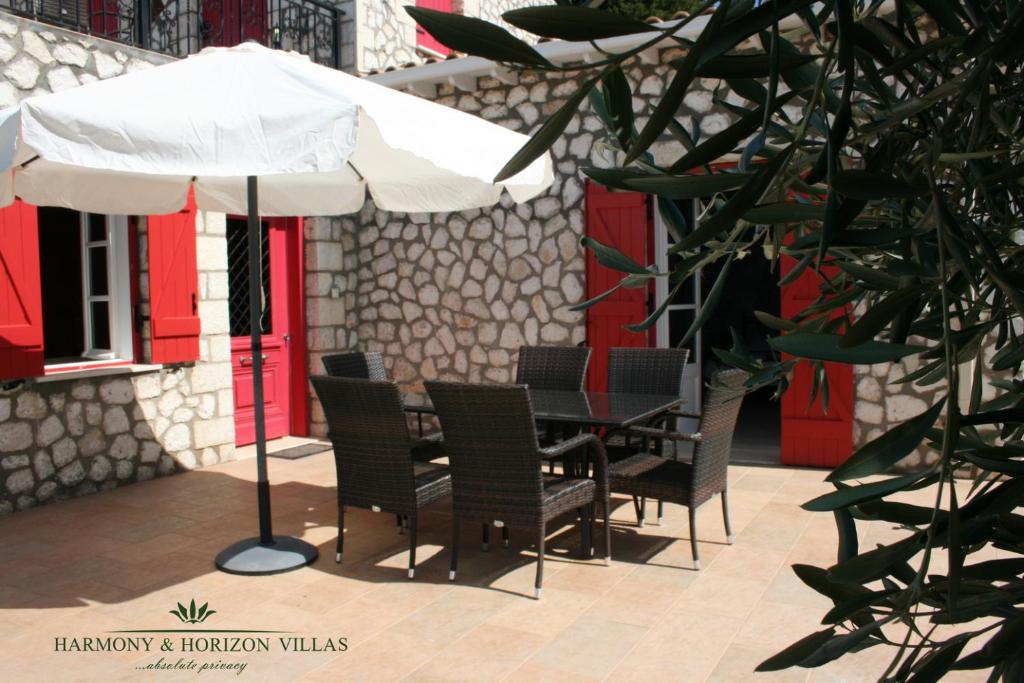 Patio nebo venkovní prostory v ubytování Harmony and Horizon villas