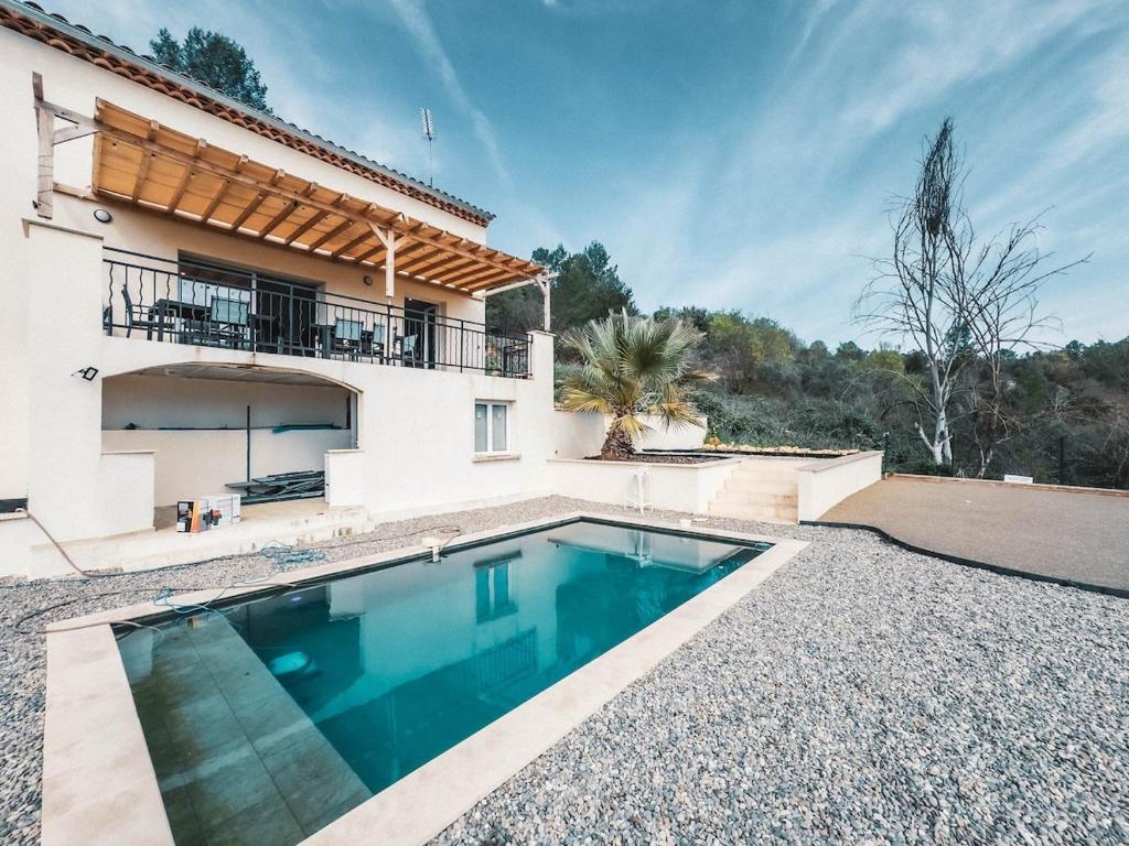 une piscine devant une maison dans l'établissement Villa Roseraie, Comfort and nature, à La Celle-sous-Gouzon