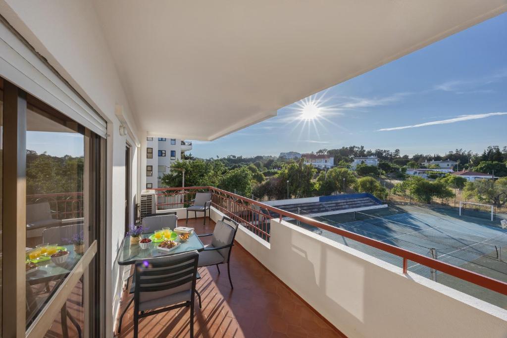 Beca's House في Vau: بلكونه مع طاوله وكراسي ومسبح