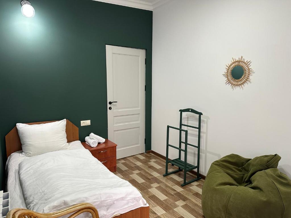 Postel nebo postele na pokoji v ubytování TAGANI Guest House