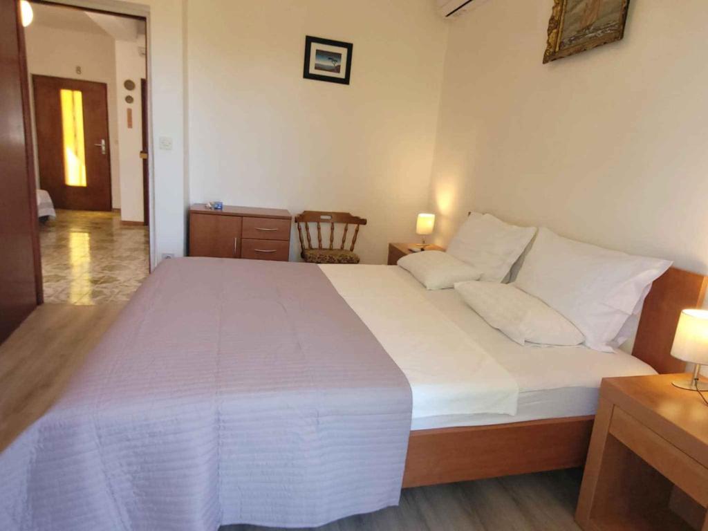 Postel nebo postele na pokoji v ubytování Holiday home in Starigrad-Paklenica 6797