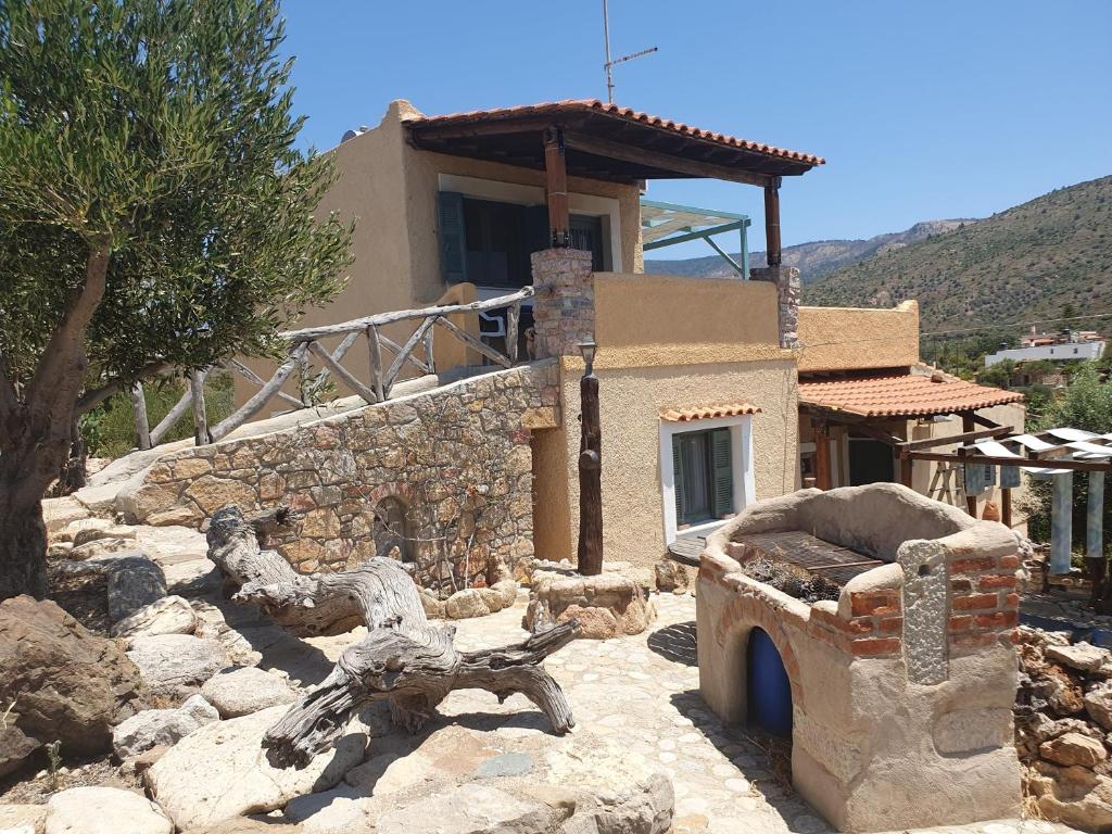 un modello di casa di fronte a un edificio di Managros Rooms - Studio Thea a Chorí