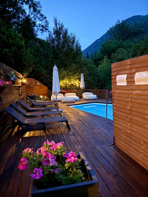 Bazén v ubytovaní Apartaments Alta Muntanya alebo v jeho blízkosti