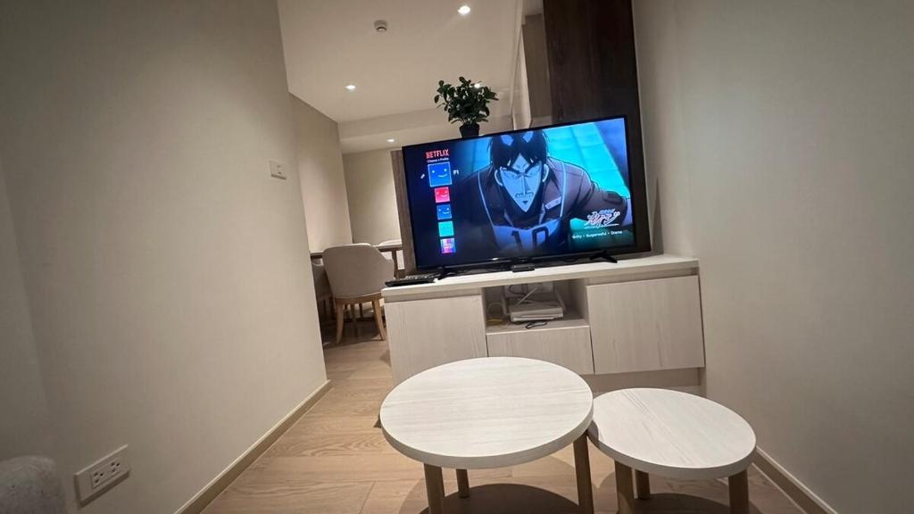 Μια τηλεόραση ή/και κέντρο ψυχαγωγίας στο Paradise condo-perfect location