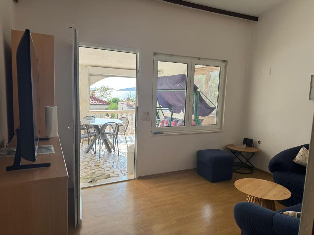 Televiisor ja/või meelelahutuskeskus majutusasutuses Apartmani H,I i M