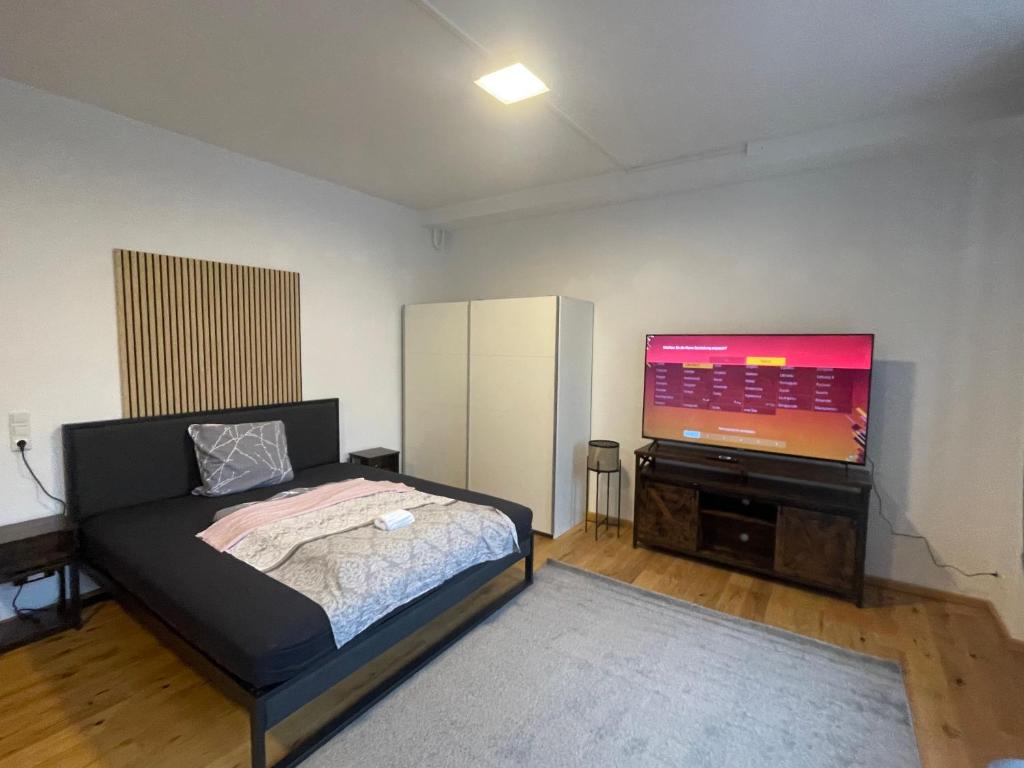 Postel nebo postele na pokoji v ubytování KemptenCityHostPlus-Unterkunft Charme im Denkmal