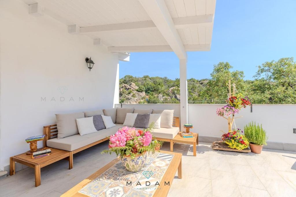 un salon avec un canapé et une table dans l'établissement White Cottage, à Olbia