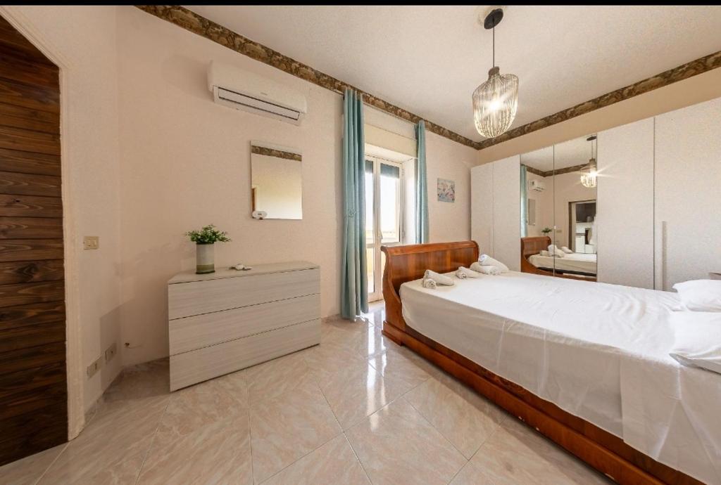 una camera con un grande letto bianco e un bagno di Agriturismo l' Annunziata a Lizzano