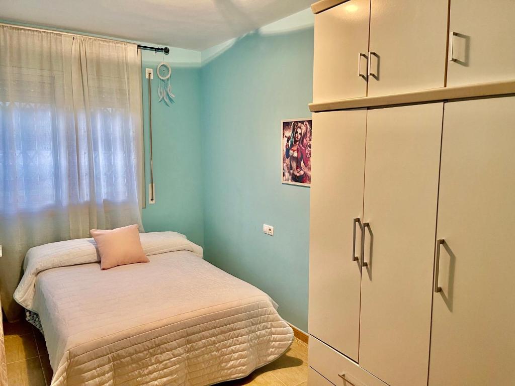 Ένα ή περισσότερα κρεβάτια σε δωμάτιο στο Bajo del Montsià con Piscina