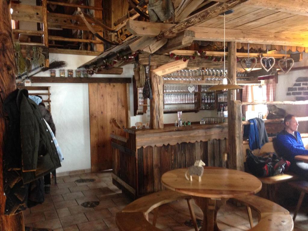 mężczyzna siedzący przy stole w restauracji w obiekcie Haus Santorum w mieście Sankt Michael im Lungau