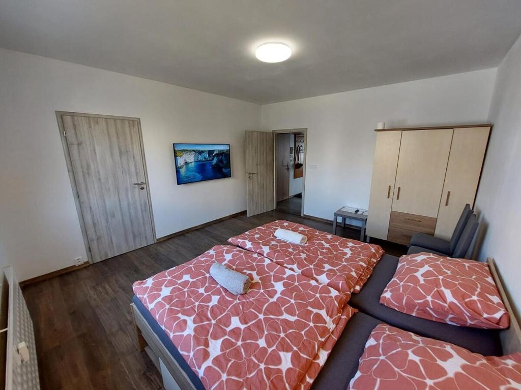 una camera da letto con un letto grande in una stanza di Apartment - 3-room apartment 7 guests a Prešov
