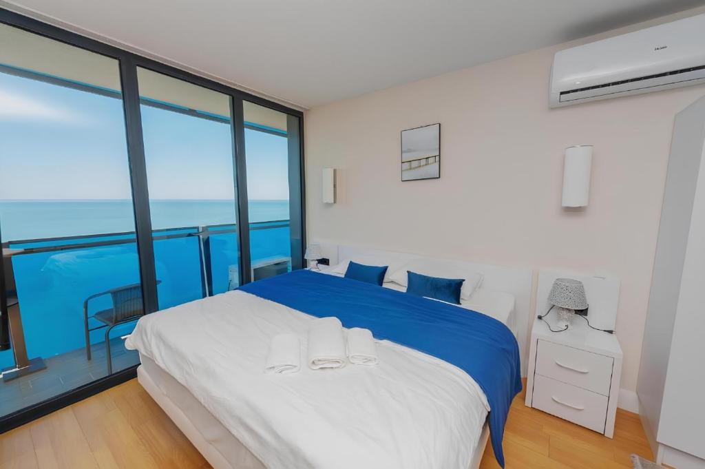Postel nebo postele na pokoji v ubytování Panorama Orbi City Aparthotel