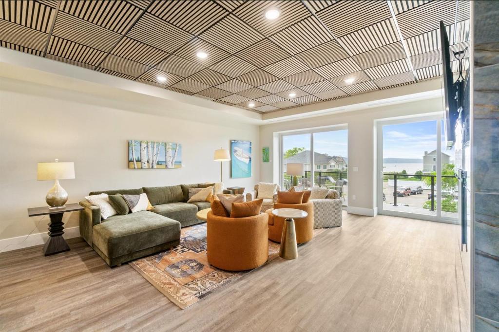Χώρος καθιστικού στο Downtown Loft 45 Slip Walk To Lake & Dining