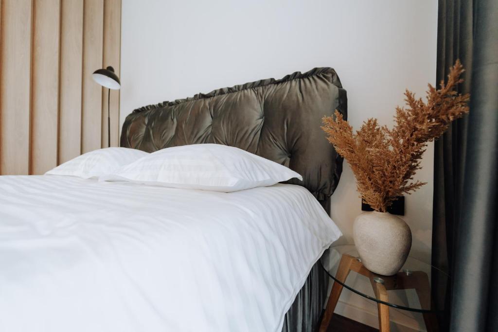 Postel nebo postele na pokoji v ubytování Central Rîșcanu 1BR Easy Access to Bus & Stores