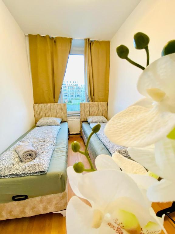 Postel nebo postele na pokoji v ubytování Comfortable 5BR shared Apt Well Connected Location