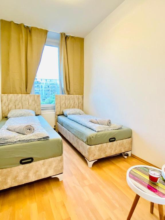 Postel nebo postele na pokoji v ubytování Comfortable 5BR shared Apt Well Connected Location