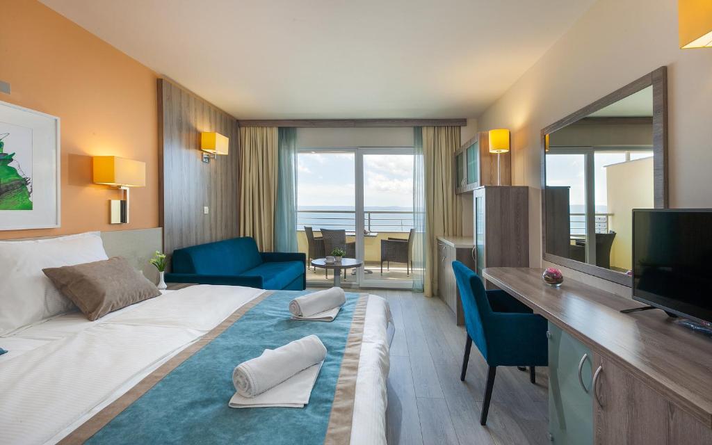 Pokój hotelowy z dużym łóżkiem i telewizorem w obiekcie Guesthouse Aroma w Makarskiej